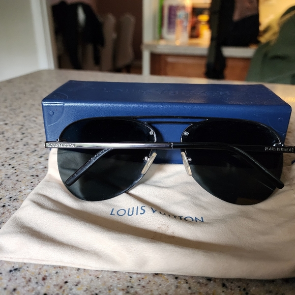 Authentic Louis Vuitton Clockwise sunglasses - Picture 4 of 7